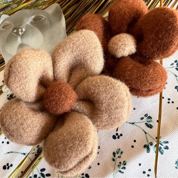 New! Set of Two Puffed Felted Cottagecore Hippie Flower Hair Barrette Clips - Picture 5 of 6